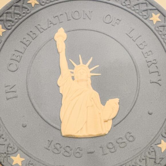 1986 Wedgwood Jasperware-100th Yr Celebration of Liberty Plate-American Heritage - Picture 3 of 5